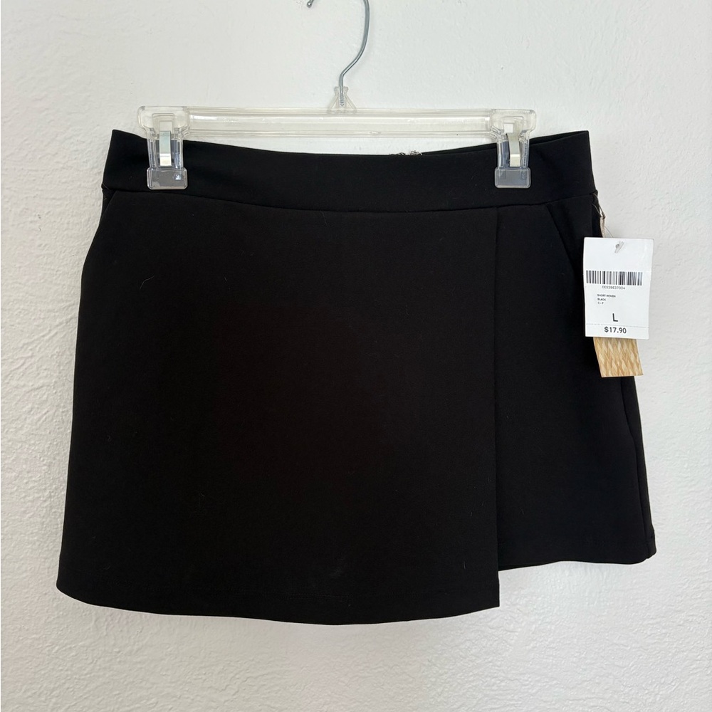 NWT Black Skort
